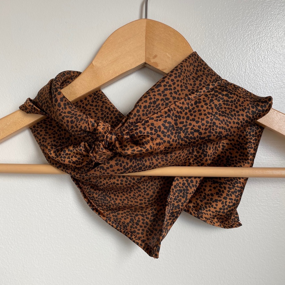 Leopard silk neck scarf